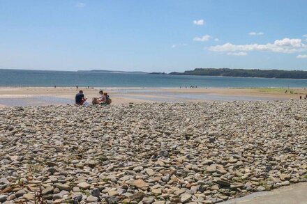 THE PIRATE, family friendly, with open fire in Amroth