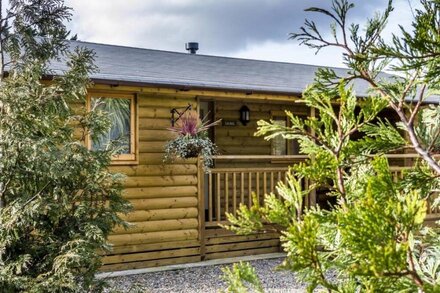 Laurel Lodge - 2 Bedroom Log Cabin - St Florence