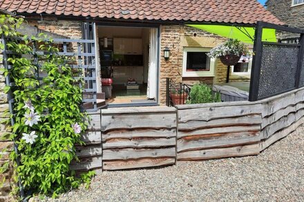 Dog Friendly Larch Cottage with Hot Tub in the Rural Village of Ruston