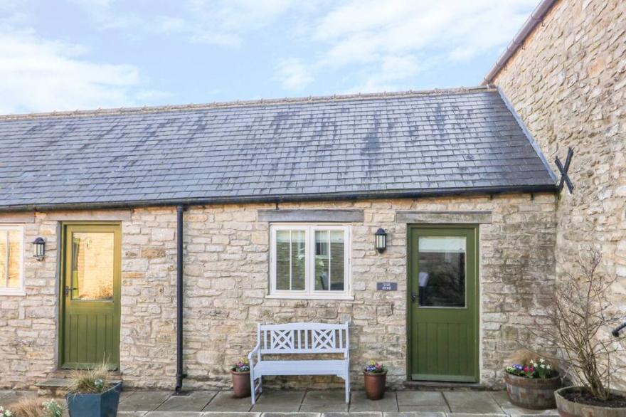 THE BYRE, pet friendly, country holiday cottage in Thirsk