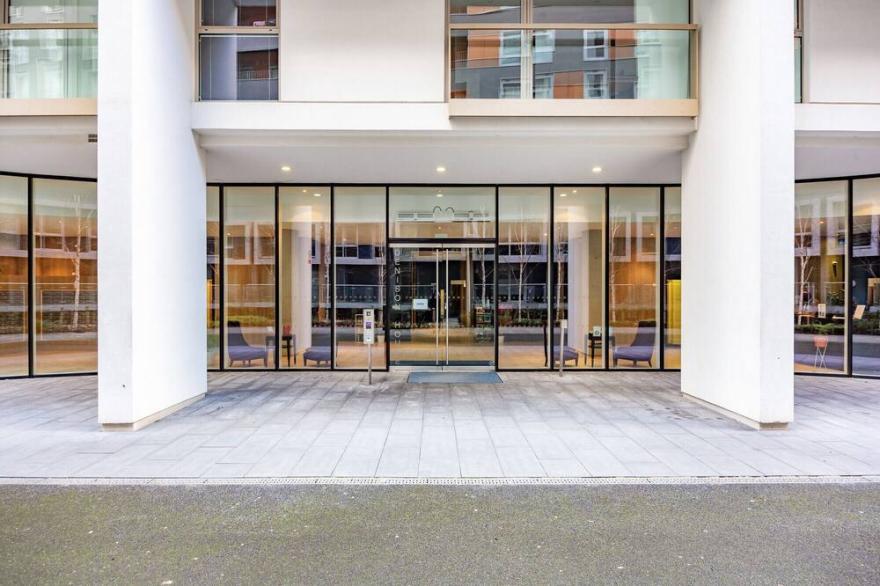 One Bed Lanterns Court Apartment in Canary Wharf