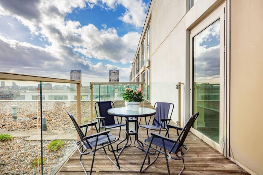 One Bed Lanterns Court Apartment in Canary Wharf