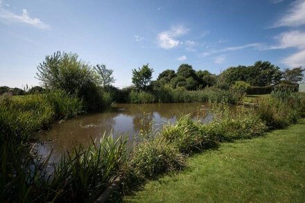 Luxury Country Cottage with Access to Swimming Pool