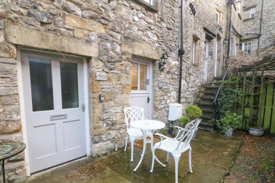 COURTYARD COTTAGE, Pet Friendly In Kirkby Lonsdale