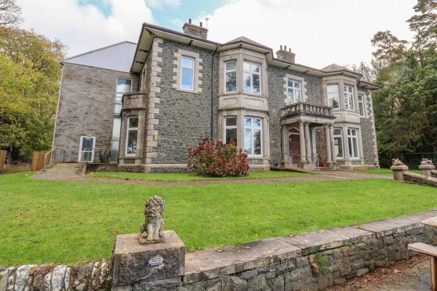 THE LLOYD GEORGE, family friendly in Bontnewydd, Gwynedd