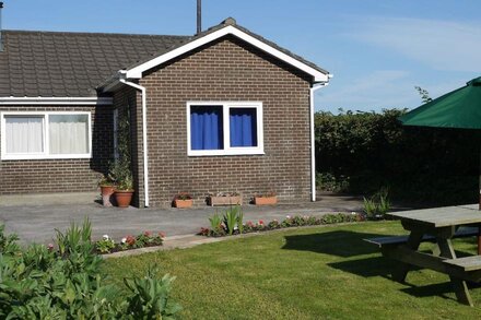 TY'R ARDD, pet friendly, luxury holiday cottage in Pendine