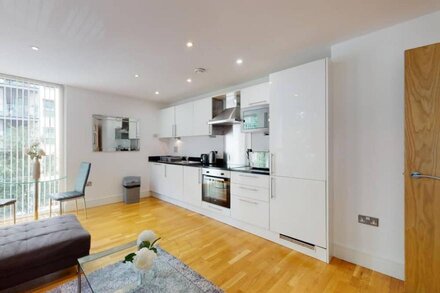 Comfy Two Bed Apartment w Balcony in Canary Wharf