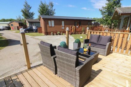 LANGDALE LODGE, pet friendly, with a garden in Tewitfield Marina