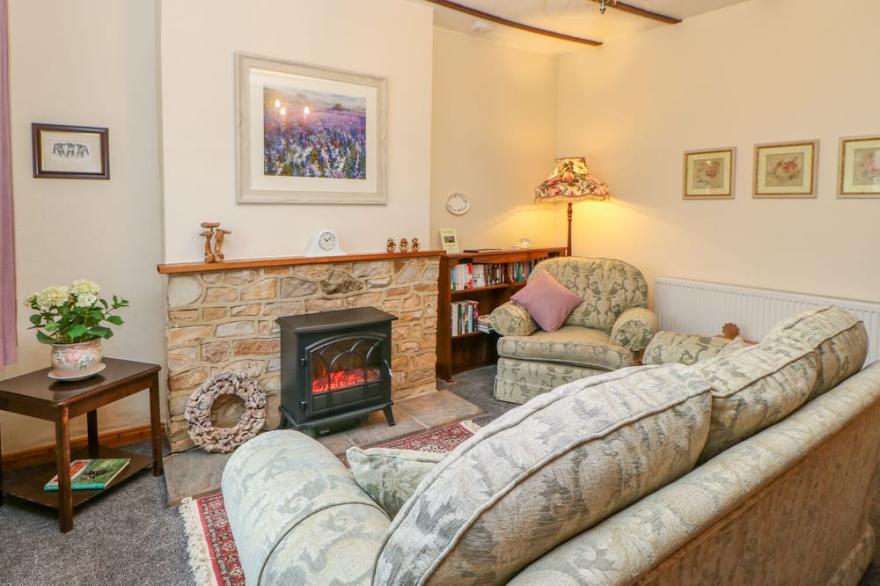 ROSE COTTAGE, family friendly, character holiday cottage in Winston