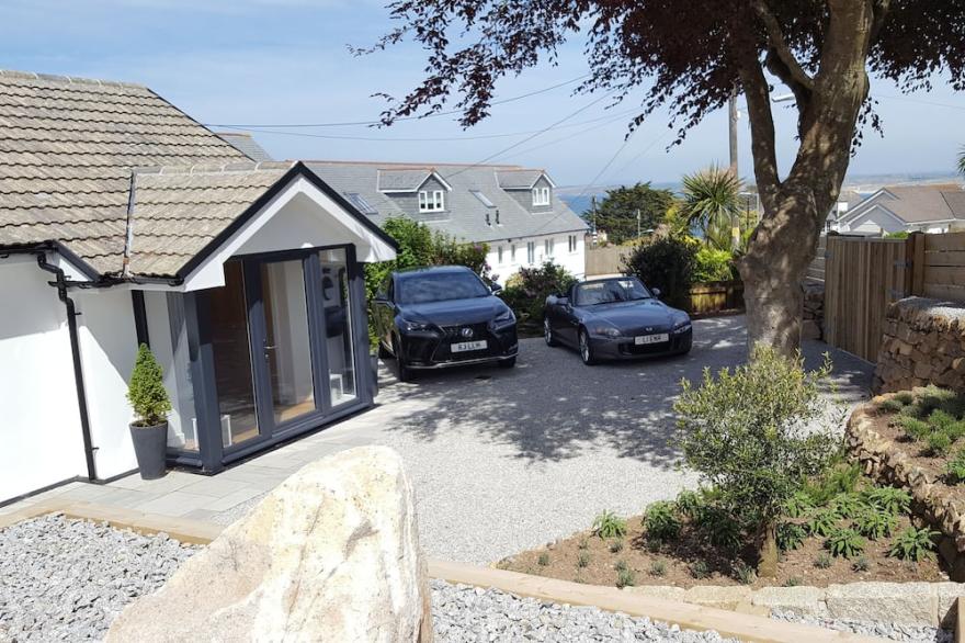 Beautifully situated 3 bedroom 3 bathrooms detached property minutes from beach