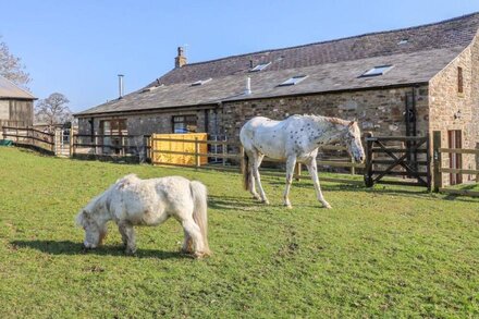 STABLE VIEW COTTAGE, pet friendly, with hot tub in Bolton-By-Bowland