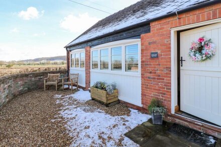 LITTLE GEM, family friendly, with hot tub in Marchington