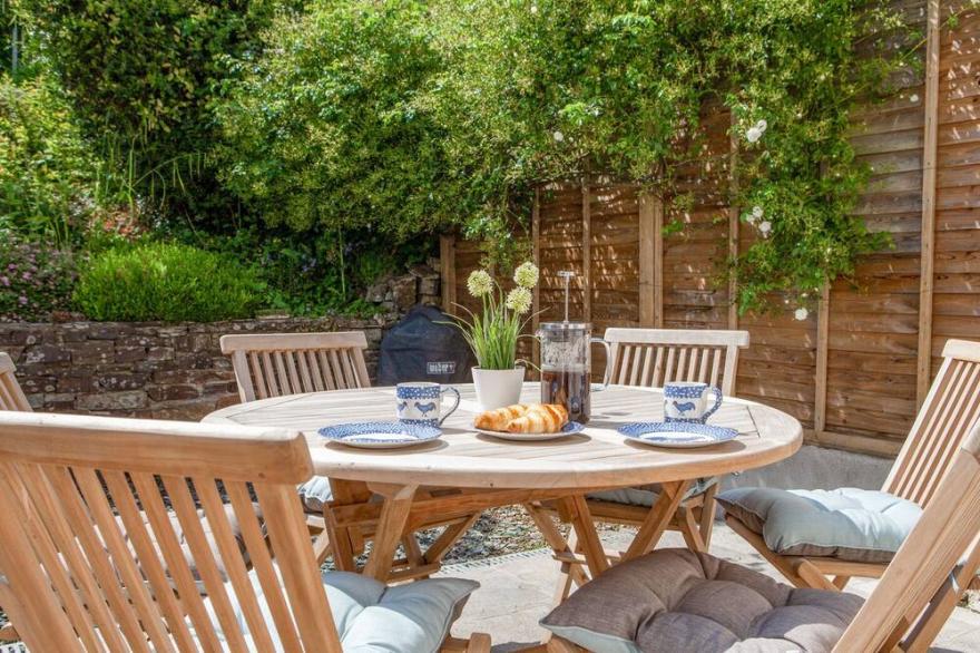 SANDPIPER COTTAGE, pet friendly, with open fire in Salcombe