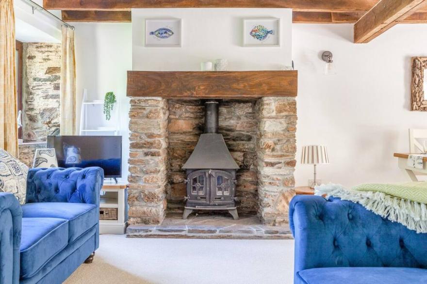 SANDPIPER COTTAGE, pet friendly, with open fire in Salcombe