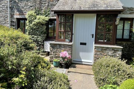 SANDPIPER COTTAGE, pet friendly, with open fire in Salcombe