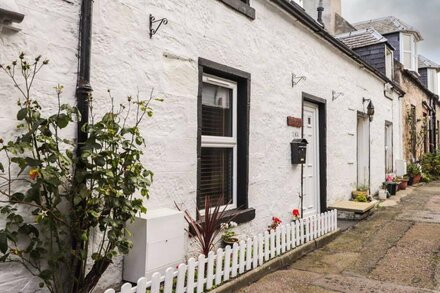 GRIFFIN COTTAGE, family friendly, character holiday cottage in Nairn