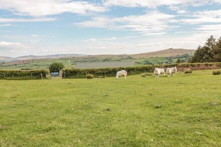 LUNDY LODGE - BEGWYNS VIEW, pet friendly, with hot tub in Hay-On-Wye