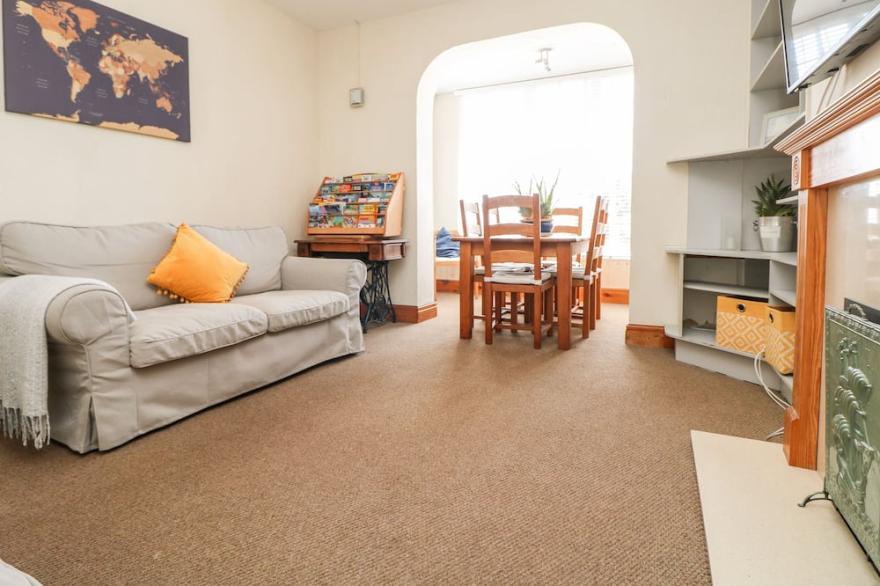 THE THREE TEES, Pet Friendly, Character Holiday Cottage In Newquay
