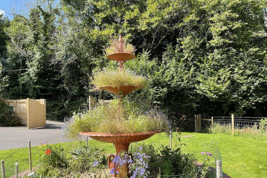 WOODHALL, pet friendly, country holiday cottage in Cardinham