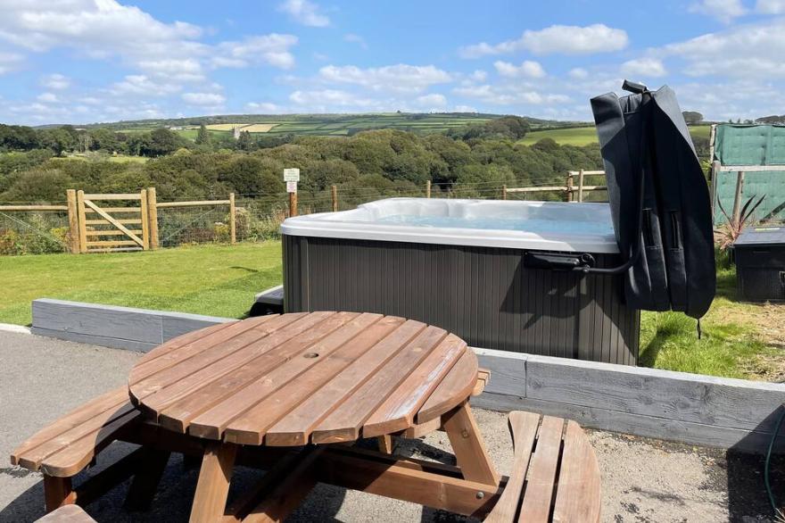 WOODHALL, pet friendly, country holiday cottage in Cardinham