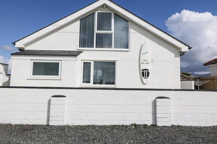 SEA SCAPE, family friendly, country holiday cottage in Dinas Dinlle