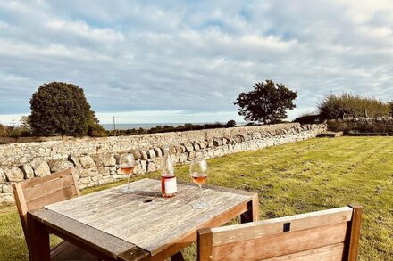 GARDEN COTTAGE, pet friendly, character holiday cottage in Alnmouth