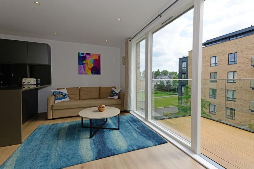 Executive Apartment Near Chiswick and Kew Gardens