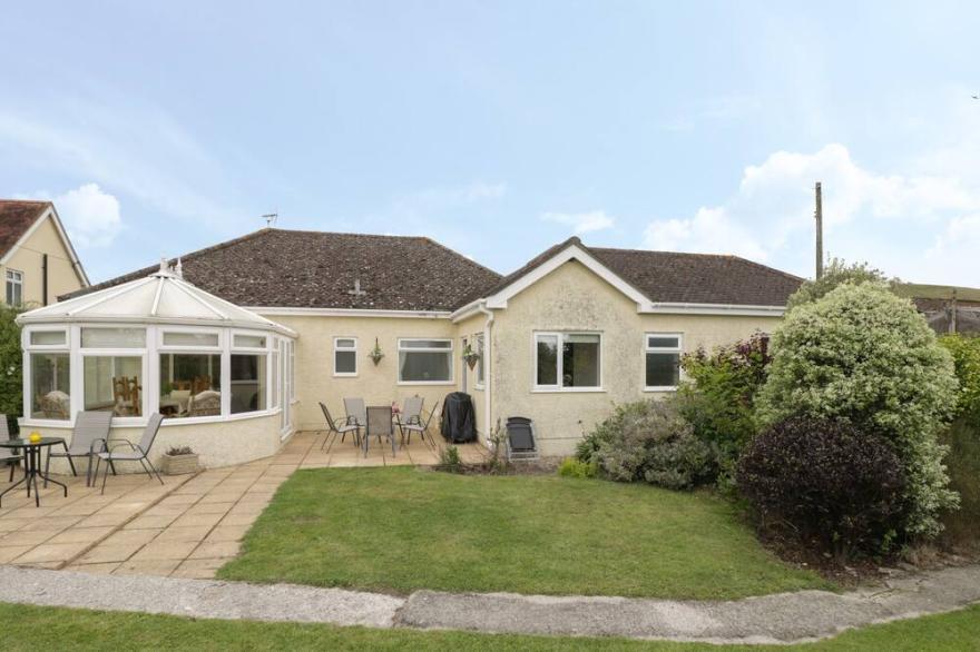 DOWNS VIEW, Pet Friendly, With A Garden In Norton Ferris