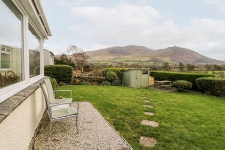 SQUIRREL COTTAGE, pet friendly, with open fire in Bassenthwaite