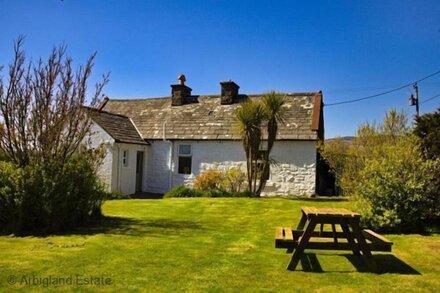 Fabulous rural cottage a 10 minute walk to the beach with stunning view all around.  Ideal for summe