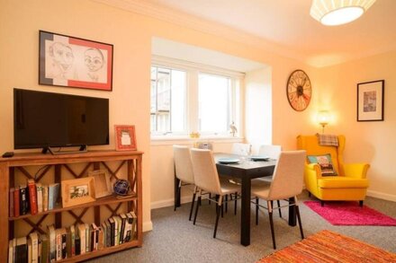 Royal Mile Mile Apartment with Free Parking!