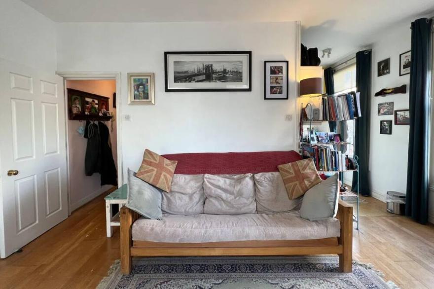 Bright Studio Flat in Notting Hill