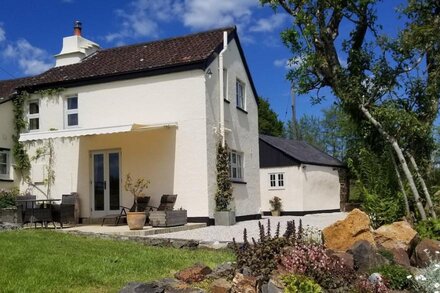 Enjoy the summer sun in this luxury cottage for 2 in beautiful Devon countryside