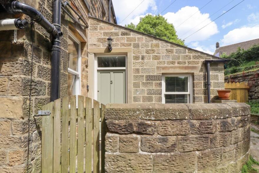 3 HAMILTON TERRACE, pet friendly, with open fire in Pateley Bridge