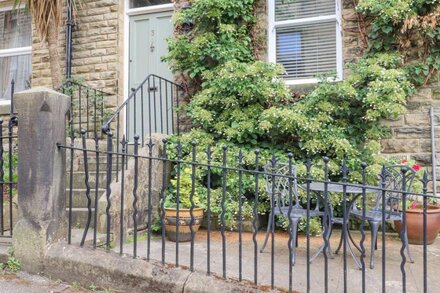 3 HAMILTON TERRACE, pet friendly, with open fire in Pateley Bridge