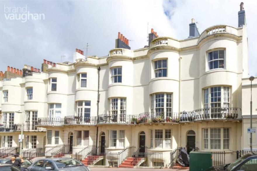 One Bed Apartment In Stunning Georgian Period House 3 Minutes From The Sea.