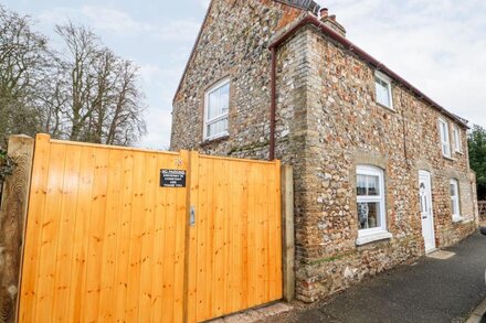 GARDEN HOUSE, pet friendly, character holiday cottage in Northwold