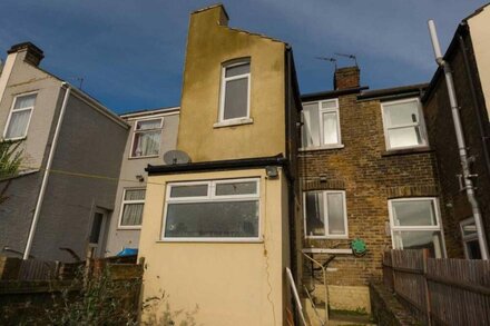 Three bedroom house close to dover ferry and dover priory station