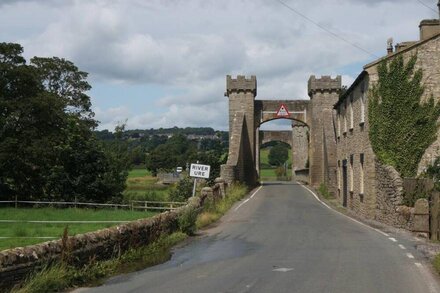 FIELDFARE LODGE, romantic, character holiday cottage in Middleham