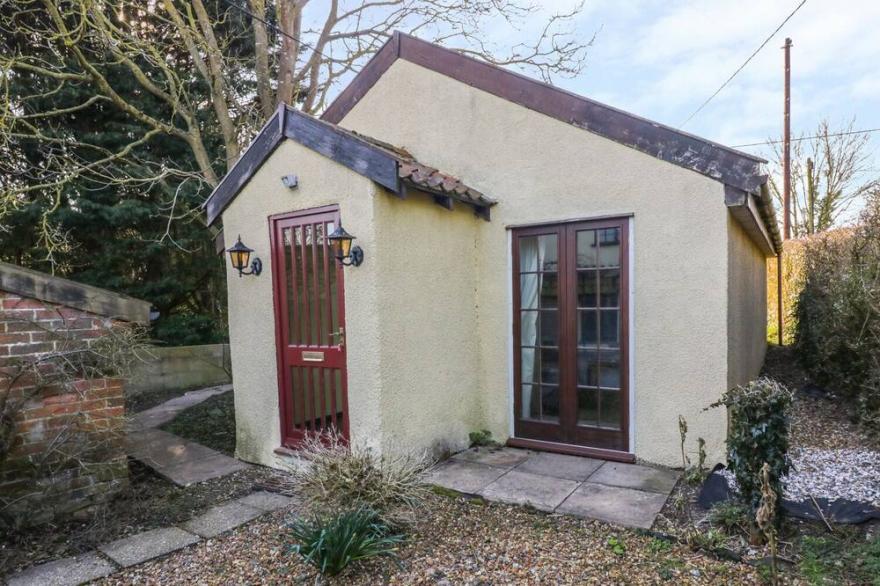 LITTLE BECK COTTAGE, character holiday cottage in Harleston