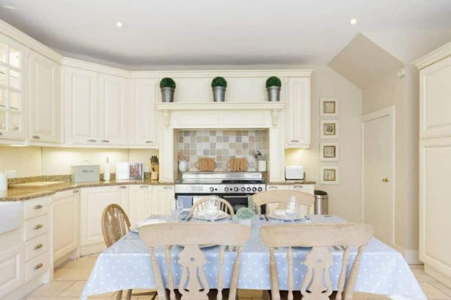ALTIDO 2bed house with parking near Dean Gardens