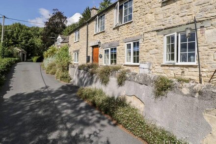 BEECH COTTAGE, pet friendly, character holiday cottage in Stroud