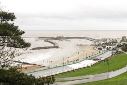 FLAT 4 THE GABLES, romantic, country holiday cottage in Lyme Regis