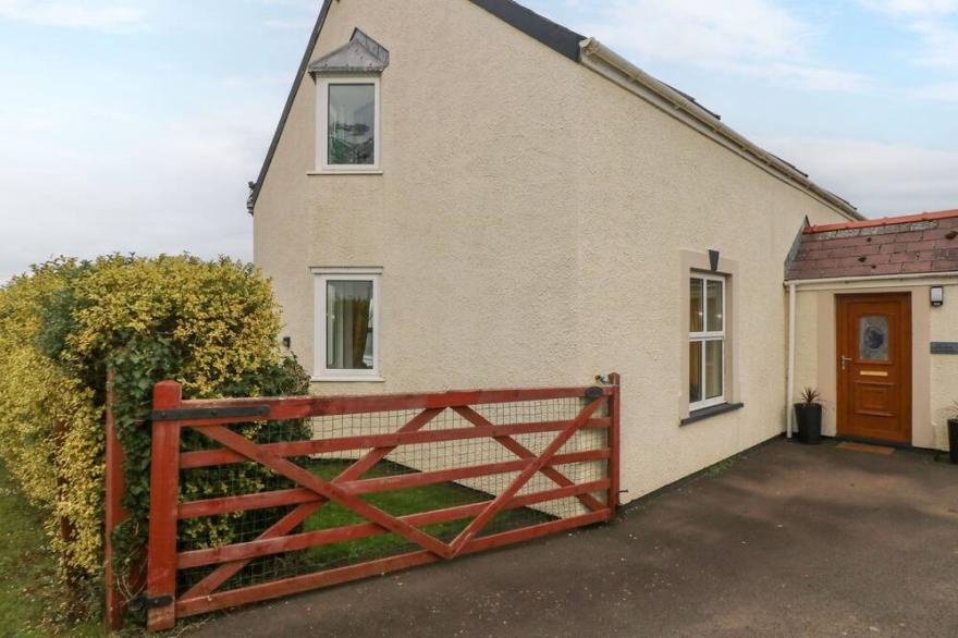 OCEAN HOUSE, Pet Friendly, Character Holiday Cottage In Broad Haven