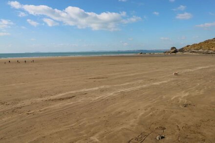 OYSTER LODGE, pet friendly, character holiday cottage in Broad Haven