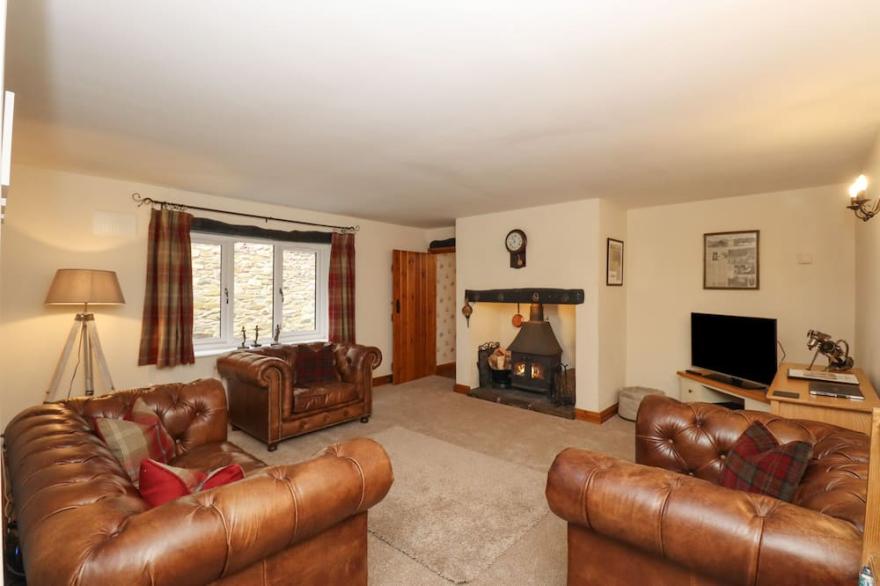 HOWES BECK COTTAGE, pet friendly, with open fire in Penrith