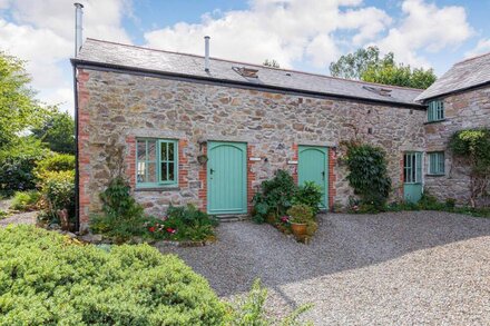 LAVENDER COTTAGE, pet friendly, with open fire in Bodmin Moor