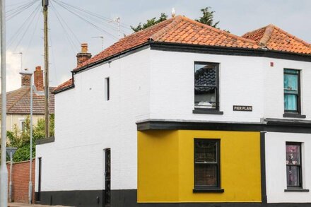 ROSE COTTAGE, pet friendly, with a garden in Gorleston-On-Sea