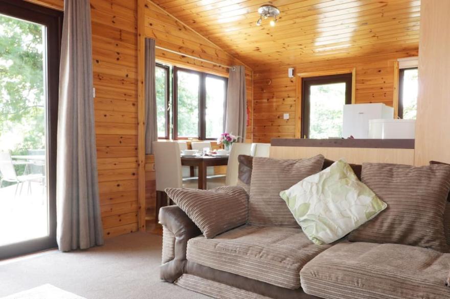 OAK LODGE, family friendly, with hot tub in Falmouth
