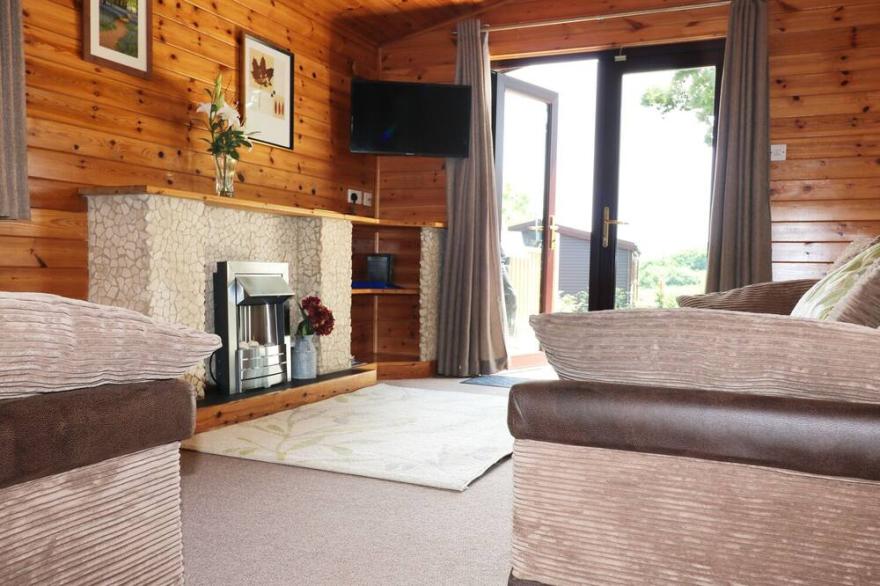 OAK LODGE, family friendly, with hot tub in Falmouth